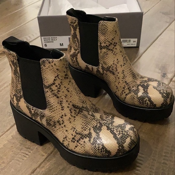 Boots 6 - Picture 3 of 3